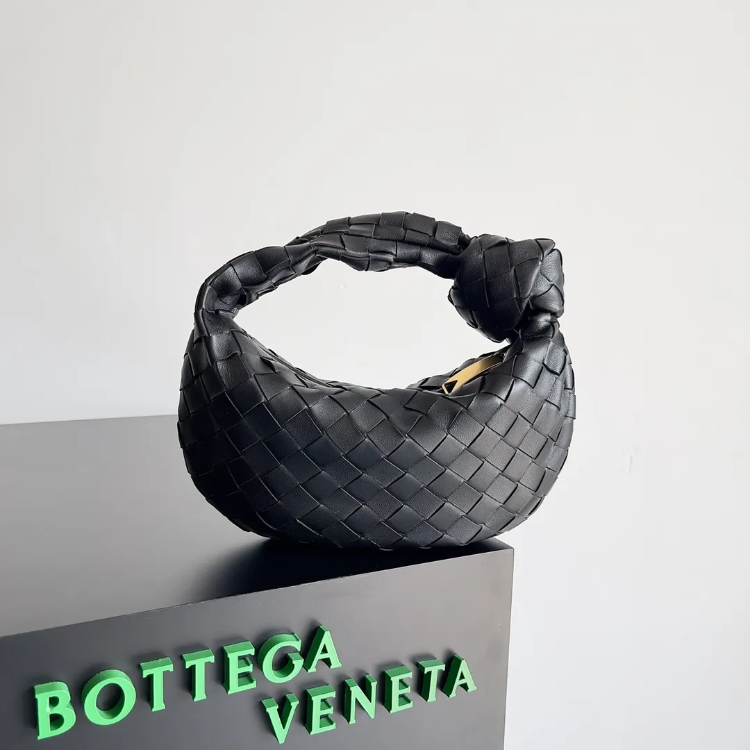 Batch 1120 Bottega veneta͙.——The latest braided and knotted hobo🔥 The top-grade lambskin leather is very soft, the bag shape is unique, practical and durable. It retains the traditional weaving elements while being a bit more flamboyant ~ Made of hand-woven sheepskin, zipper opening and closing, curved seamless structure, effortless to match. Highly recommended⚠️⚠️⚠️ The highest-end in the market🌈 Welcome to compare [Factory equipped with full package] size: 23x15x5cm.   Model: 651876